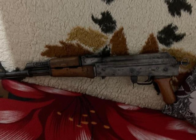 Dibër/ 15-vjeçari qëllon aksidentalisht me kallashnikov nënën e tij