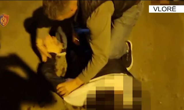 “Shtrihu në tokë, asnjë lëvizje”/ Pamjet e e arrestimit të 28-vjeçarit që ishte nisur për të vrarë një person
