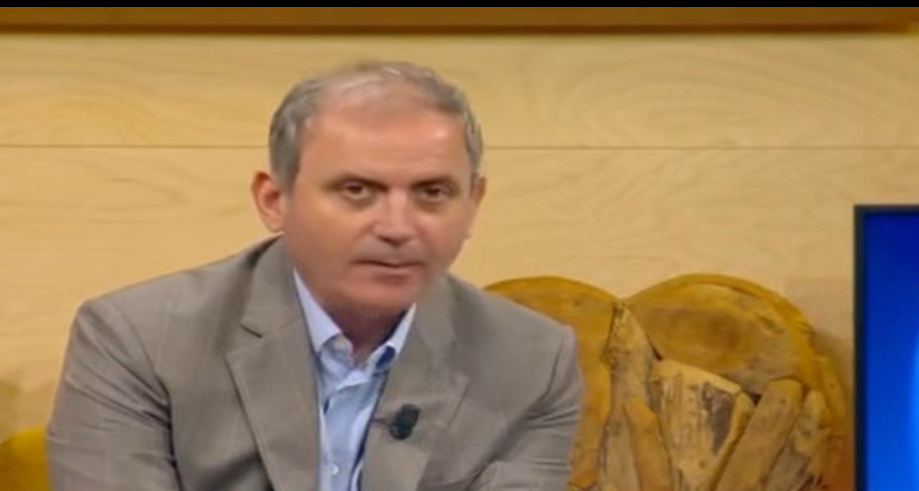 “Kështu vajti kjo punë në ABC News, shto ujë e miell”, ironia e Enkel Demit: Ata që duan ta bëjnë këtë televizion, po e bëjnë sa me duar sa me këmbë