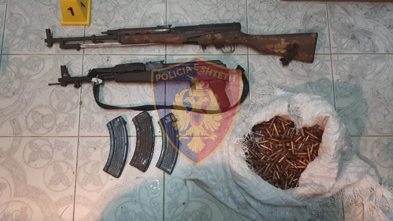 Adoleshentët konfliktohen me njëri-tjetrin/ Gjenden dy kallashnikov dhe 800 fishekë, dyshohet se do të përdoreshin nga njëri prej të miturve