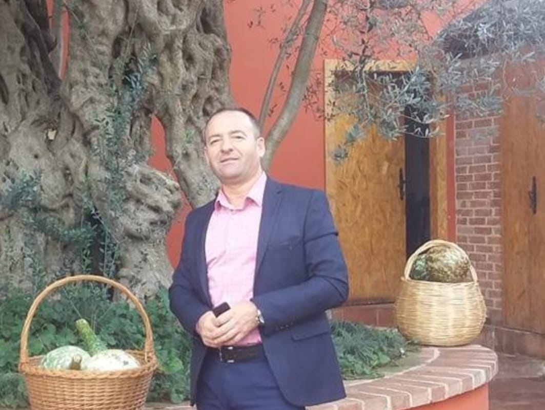 Ky është Ilir Mella, nëndrejtori i shkollës në Tiranë që ngacmon nxënëset: Hajde dalim…