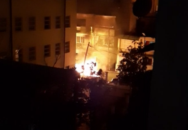 Shpërthim i fortë në Tiranë, hidhet në erë mjeti i parkuar, banorët në panik