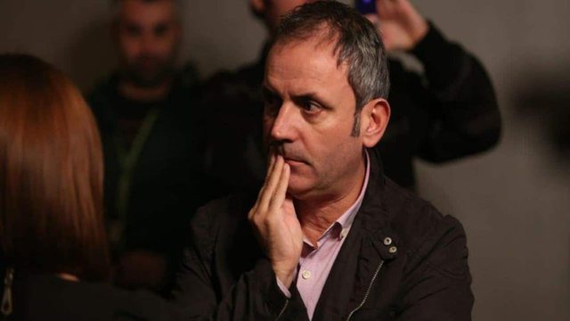 Enkel Demi: Na mbyti kurvërua, këtu bën karrierë vetëm po pate drejtorin dashnor. Prindërit na i sjellin vetë vajzat