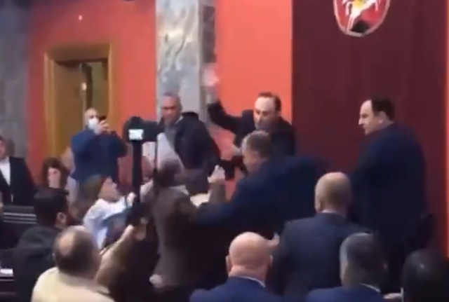 Plas sherri mes deputetëve në parlamentin e Gjeorgjisë