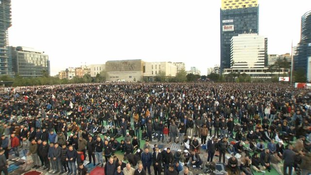 Mijëra besimtarë myslimanë falin Namazin e Fitër Bajramit në sheshin “Skënderbej”
