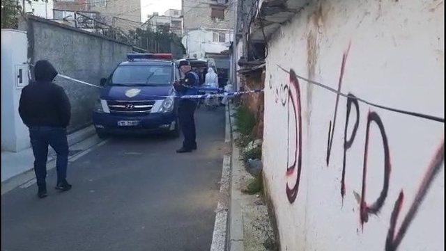 Vrasja në Shkozë, fqinjët: Roland Sinani punonte në një gomisteri, pësoi tronditje kur ishte ushtar