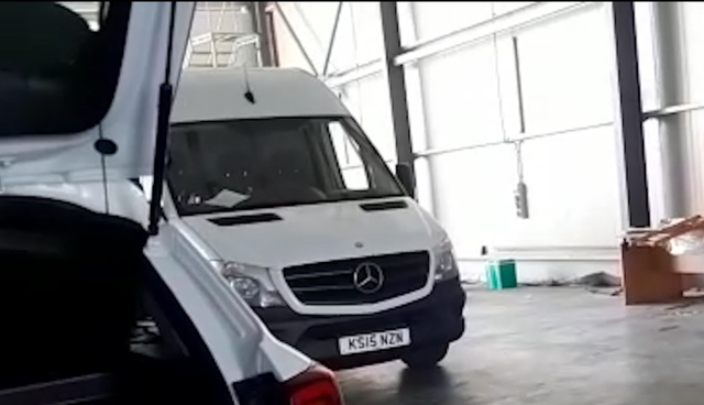 Ndalohet furgoni me 8 pistoleta në Durrës, do nisej drejt Anglisë. Shoqërohet shoferi