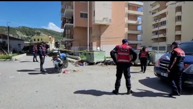 Gjendet një kallash në një kazan mbeturinash në Vlorë, dyshohet se është përdorur në ngjarje kriminale