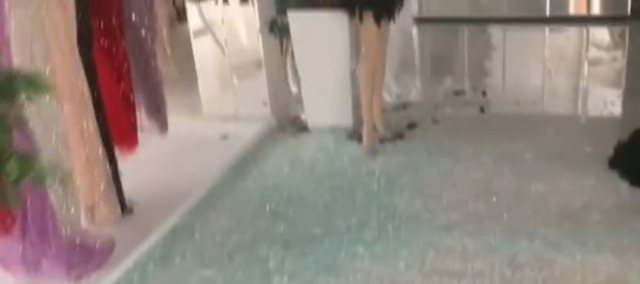 Qëllohet me breshëri biznesi në Laç, pamje nga dyqani me fustane mbrëmjesh, i bombarduar nga plumbat
