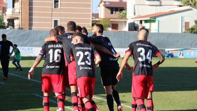Habit FSHF: Arbitrat i anuluan një gol Laçit nga frika e kërcënimeve e trukuan ndeshjen