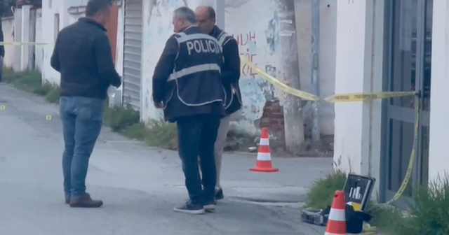 “Do ta vras atë malokun”, gazetari tregon të pathënat e krimit të dyfishtë në Kavajë: U plagos me thikë dhe djali i mitur