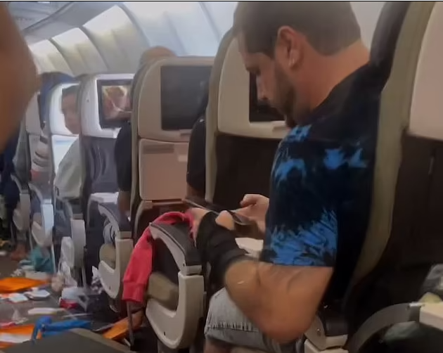 Pasagjerët në panik nga turbulencat në avion, objekte dhe ushqime që derdhen në kabinë (VIDEO)