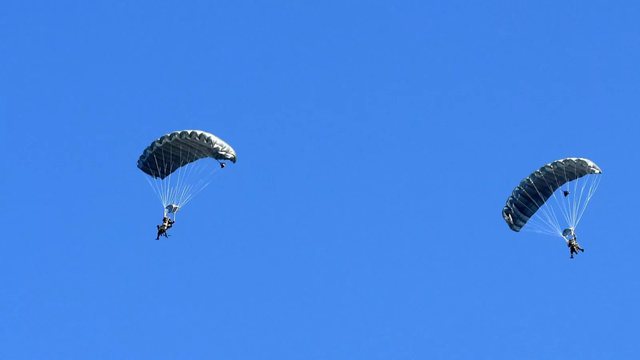 Pësoi arrest kardiak gjatë hedhjes me parashutë dhe u rrëzua, humb jetën turisti çek në Palasë