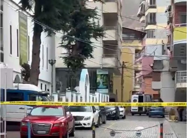 Çfarë po përgatitej? Një person vendos GPS poshtë automjetit të “të fortit” në Pogradec