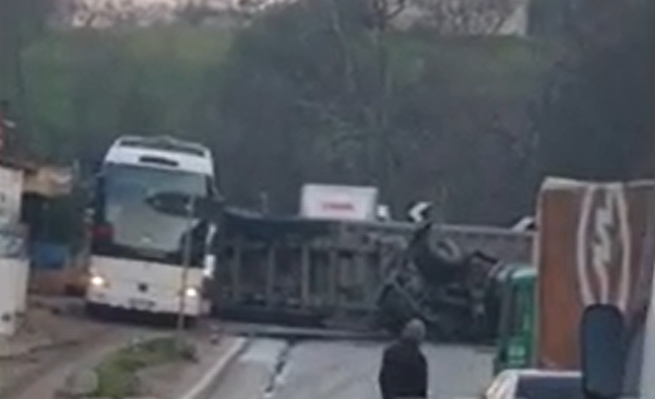Mjeti i tonazhit të rëndë përmbyset në rrugë, “paralizohet” qarkullimi në aksin Përrenjas -Librazhd