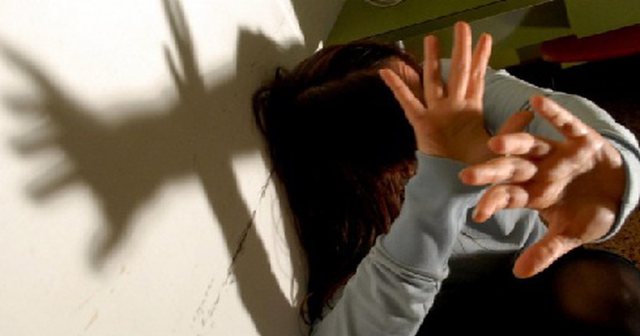 Horrori në Tiranë/ “Më tradhëton”- Dhunimi i 28-vjeçares nga partneri, dëshmia: Kam tentuar të hidhem nga kati i 5-të