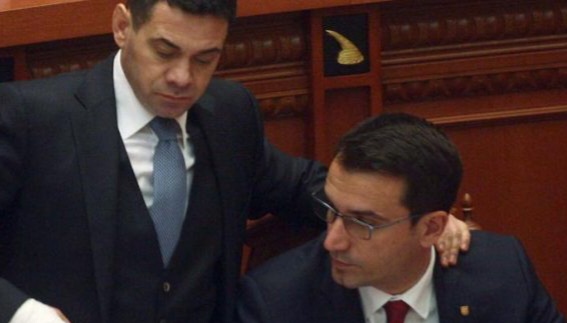 Si po i financon Arben Ahmetaj fushatën e Belos dhe sulmet ndaj Erion Veliajt, faktet dhe interesat korruptive