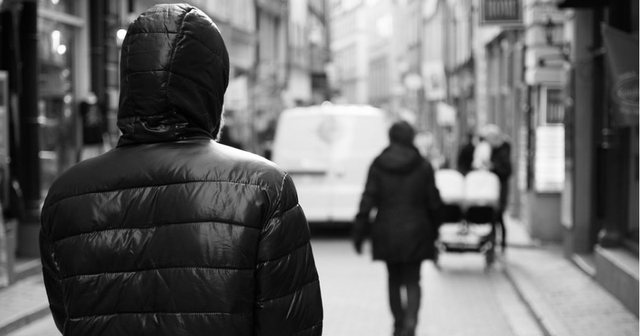 Përndoqi për 1 vit një 17-vjeçare, kapet dhe vihet në pranga 24-vjeçari në Elbasan
