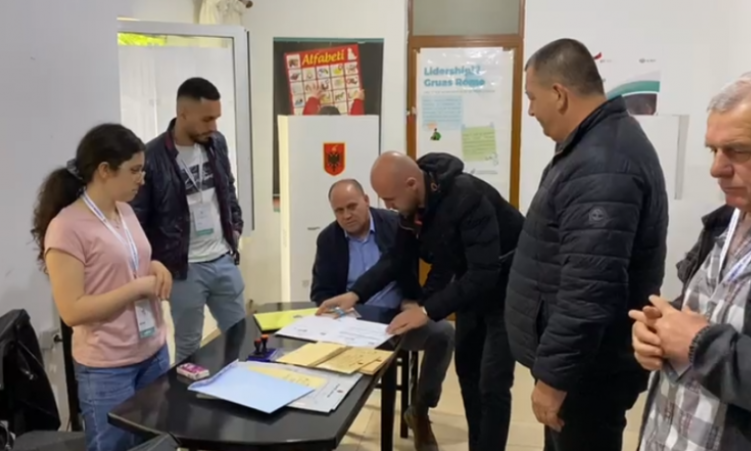 Rrihet komisioneri i opozitës në Fushë Krujë, pezullohet votimi! Raportohen përplasje edhe në Durrës