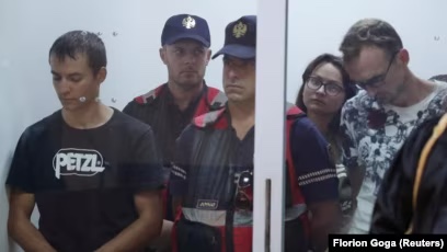 Gjykata e Elbasanit çon në shtëpi dy rusët dhe ukrainasin e arrestuar për spiunazh në Gramsh, përfundojnë afatet e paraburgimit