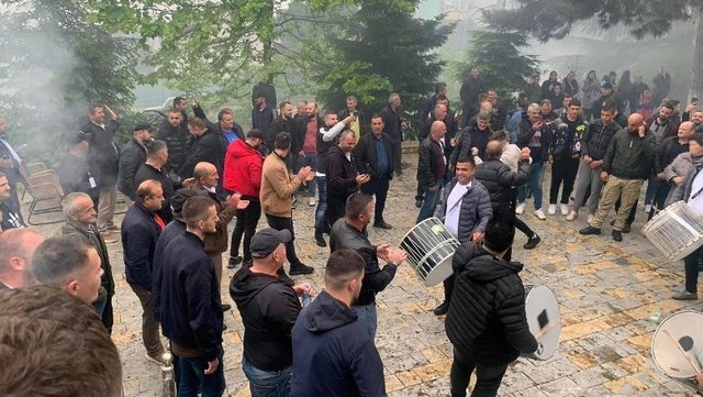 Berisha “bie” në vendlindje, në Libohovë fitojnë “funeralet falas”