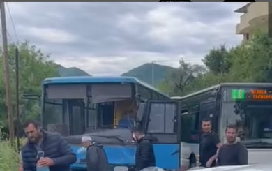 Aksident i rëndë në Sauk/ Urbani përplaset me automjetin, plagosen 6 persona, një në gjendje të rëndë