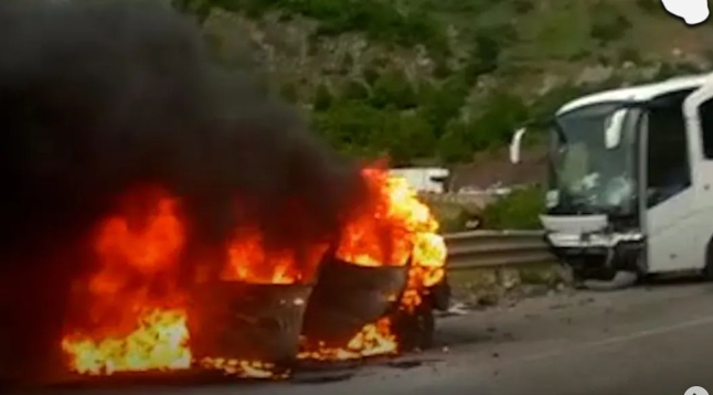 Aksident i rëndë në Qafë-Thanë/ Autobusi i pasagjerëve përplaset me automjetin, ka të plagosur
