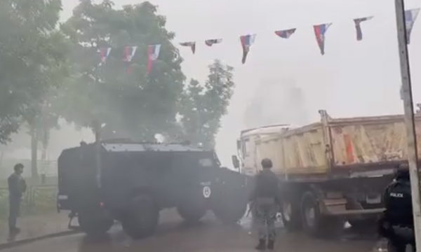 Policia çmonton barrikadat e vendosura nga serbët para Komunës, jashtë dëgjohen sërish të shtëna me armë