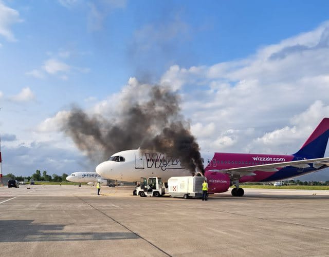 Mashtron Autoriteti i Aviacionit Civil: Tymi në avionin e ‘Wizz Air’, proces normal. (Njerëzit vunë maskat dhe dolën të lemeritur)