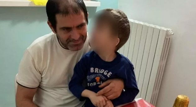 Prekëse/ 5-vjeçari shqiptar u fsheh pas divanit, ja si i shpëtoi babait të tij i cili vrau motrën dhe plagosi nënën e tij