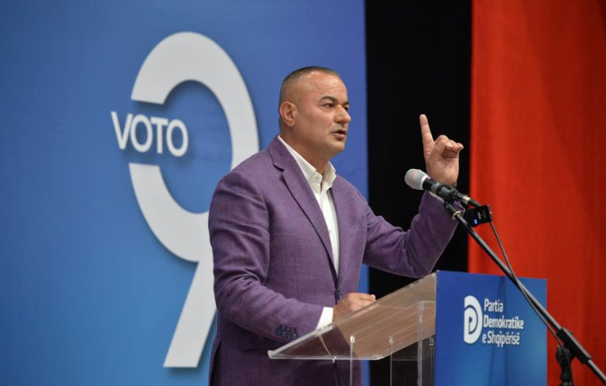 Kapllanaj hedh poshtë lajmin që një grua u shoqërua në polici se blinte vota për të: Mallakastriotët as nuk blihen, e as nuk shiten