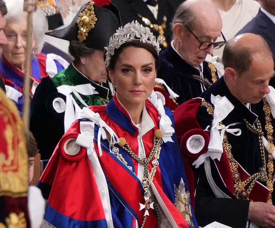 Kate Middleton shkëlqen në kurorëzimin e Mbretit Charles III, rrëmben vëmendjen me fustanin vezullues