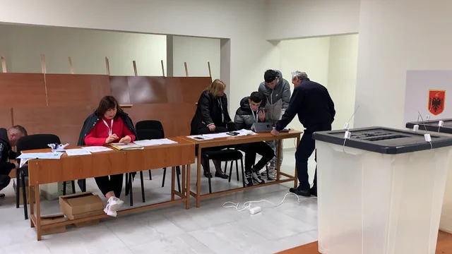 Nuk paraqiten komisionerët, nuk nis votimi në Sarandë, Finiq, Delvinë dhe Selenicë