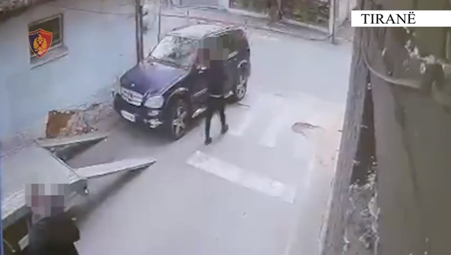 Grabitet “ML-ja” në mes të ditës në Tiranë, autorët e shtyjnë dhe e hipin në karrotrec