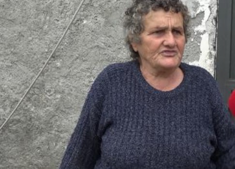 Burri e goditi me sëpatë pas koke, 68-vjeçarja: Ishte xheloz, më erdhi me vrap nga mbrapa