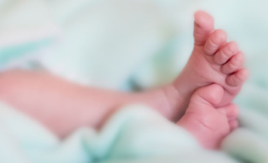 Braktisi foshnjen pranë mbeturinave në Golem, nëna 22-vjeçare më herët kishte lënë në rrugë dhe fëmijën 3 vjeç
