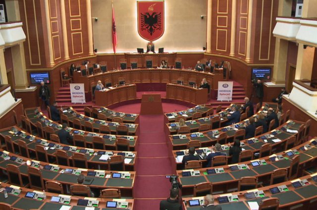 Miratohet në Kuvend rritja e pagës për deputetët dhe ministrat!