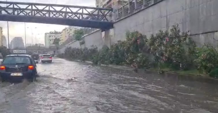 PAMJE/ Shiu i dendur “pushton” Tiranën, përmbyten rrugët