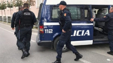 Vrau një person me thikë në Fier, arrestohet autori pas 27 vitesh në Portin e Vlorës