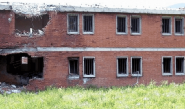 “Donin të na vrisnin të gjithëve”, shkrimi i NYT për “Masakrën e Dubravës”: Gardianët serbë vranë më shumë se 100 të burgosur shqiptarë për dy ditë