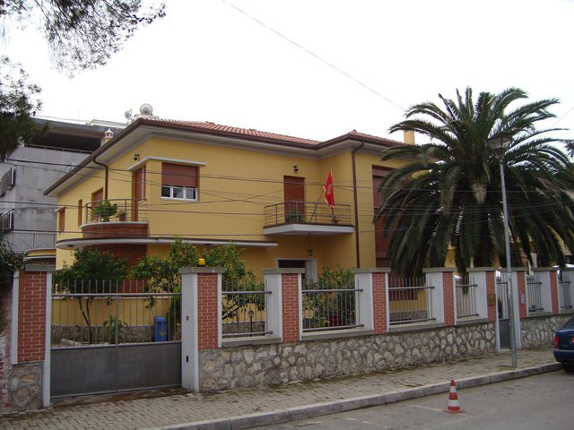 Vdes në orar të punës punonjësi i ambasadës së Malit të Zi në Tiranë