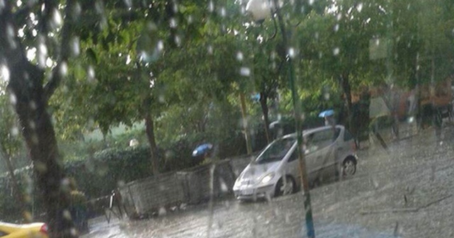 Stuhi shiu në Tiranë, përmbyten rrugët e kryeqytetit