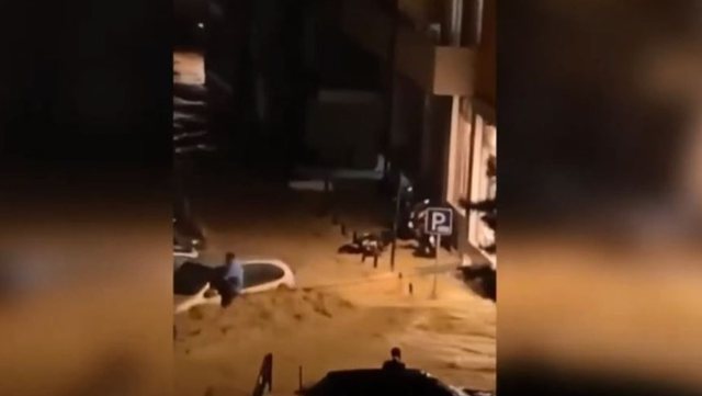 Përmbytje masive në Pejë/ Rrugët kthehen në lumenj, nëna dhe djali 5-vjeçar humbin jetën