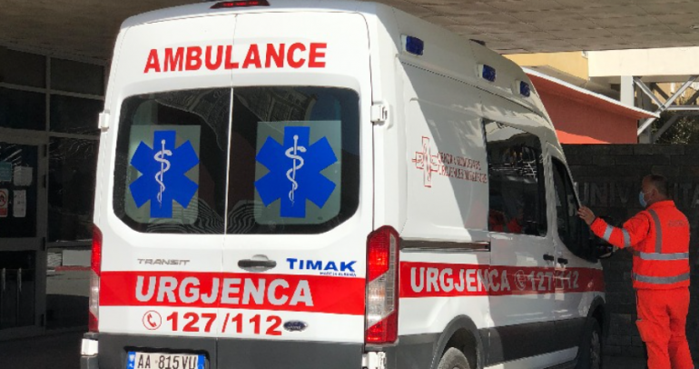 Sherr me thika në vendqëndrimin e taksive te “Zogu Zi”, një i plagosur dhe një në kërkim