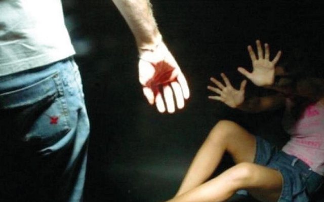 Drogoi gruan e tij për 10 vite dhe e filmoi teksa e përdhunuan 83 burra