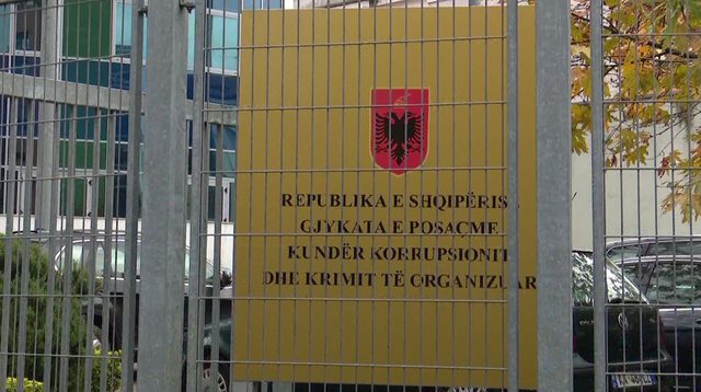 Gazetari godet fort: Mos u merrni me Tahirin, por shikoni sesi SPAK po mban qindra njerëz në burg kot