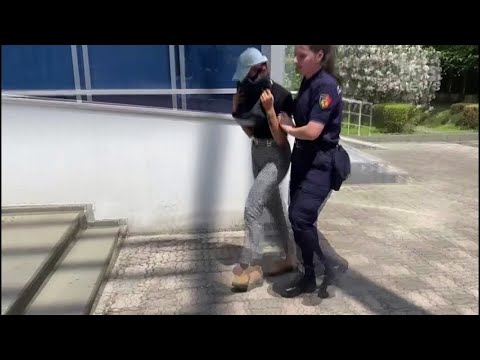 Skandali ‘Gjici’/ Me kapele dhe çantë në fytyrë, momenti kur Alma futet në SPAK