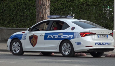 Tentuan të vjedhin me dhunë një biznes, policia në kërkim të katër personave
