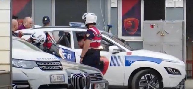 U arrestua në lokalin pranë shtëpisë, momenti kur Safet Gjici mbërrin me pranga në duar në Drejtorinë e Policisë