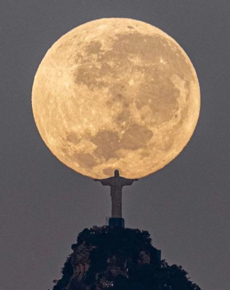 Imazh unik/ Statuja e Jezusit në Rio De Janero ‘ngre’ hënën me duar